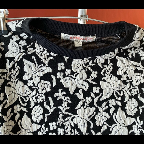 Sweat shirt size S/M two sizes - Picture 2 of 5